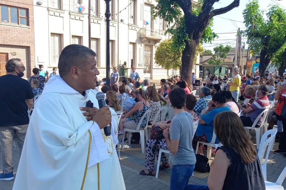 Misa del padre René en Cañuelas.