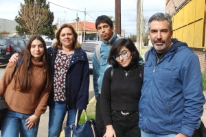 integrantes de la agrupación junto a el dirigente del PRO, Carlos Álvarez y la concejal Natalia Blasco.