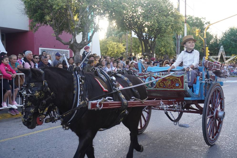 Multitudinario desfile criollo en la Avenida Libertad.