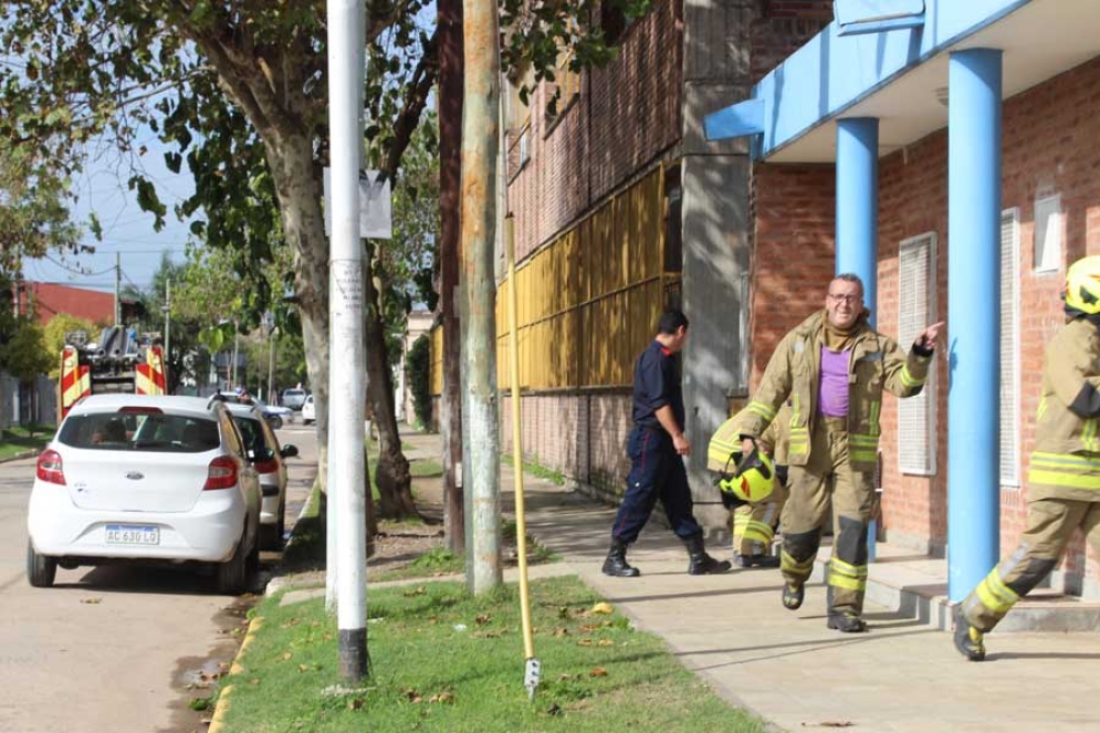 Los Bomberos ingresando al Jardín de Infantes.
