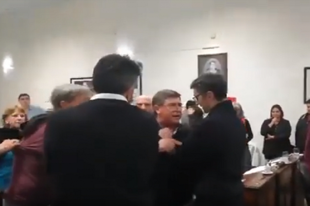 El momento exacto en donde el concejal CId Menna es agredido verbalmente y hasta empujado. 