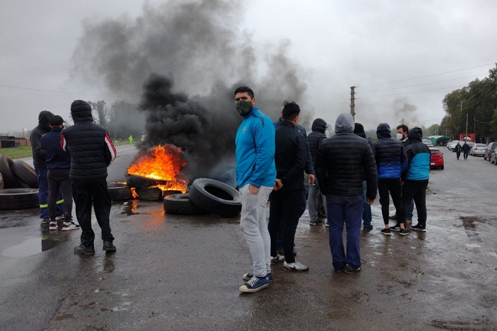 Dirigentes gremiales y un funcionario municipal se acercaron a la zona del conflicto.