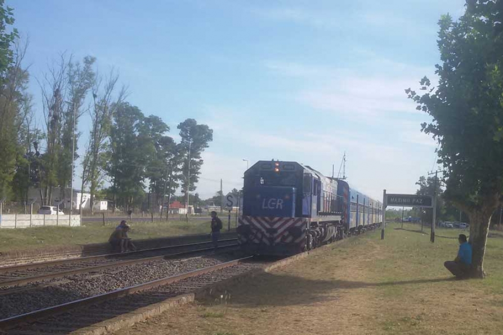 El tren detenido y los pasajeros al costado de las vías, a metros de la estación Máximo Paz.