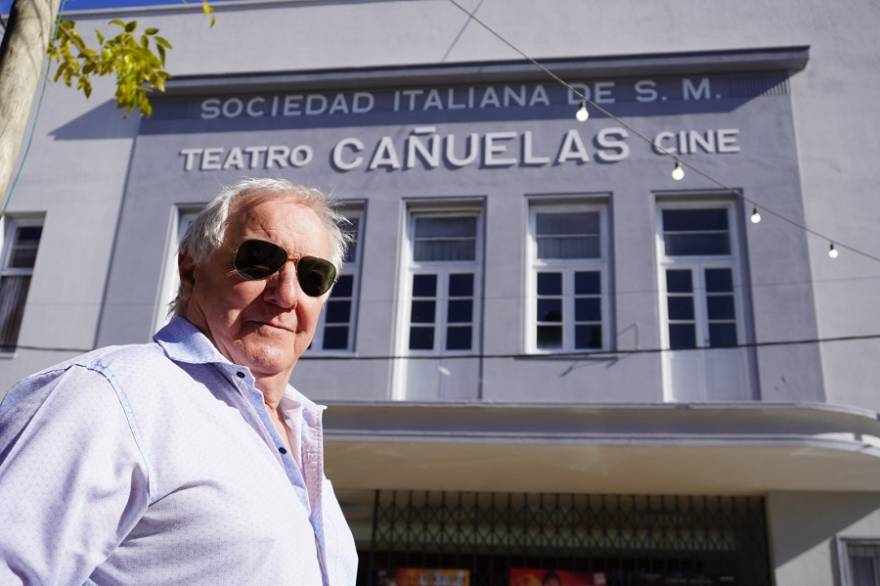 Daniel Guzzetti frente a la fachada del teatro.