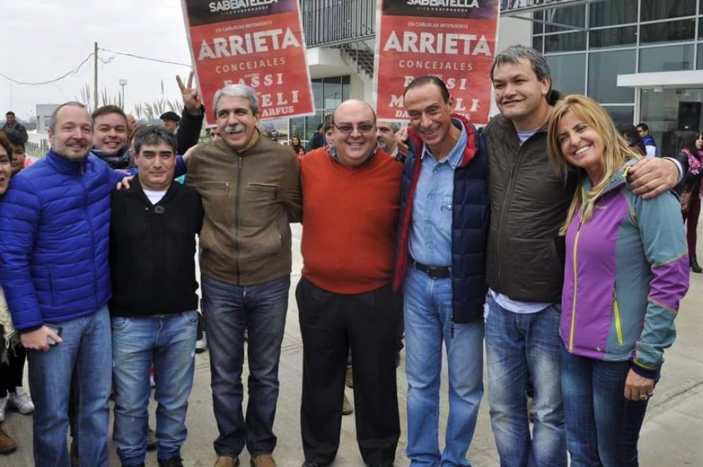 Arfus, en un acto de campaña en el &quot;Néstor Kirchner&quot;, entre Fernández y Arrieta.