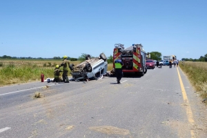 Los bomberos socorriendo a los dos ocupantes de la Kangoo.