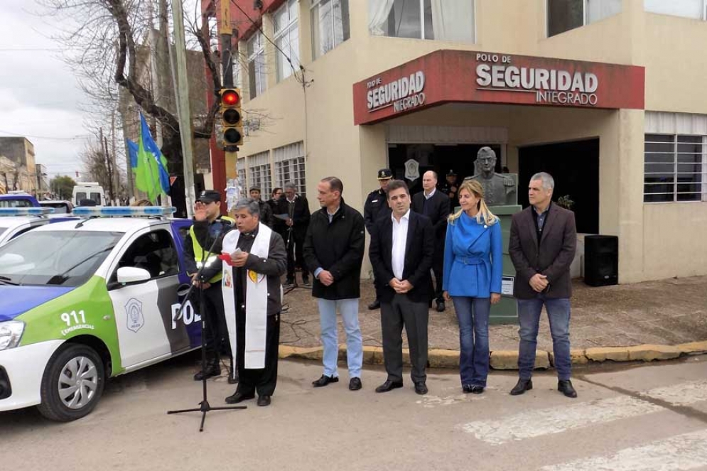 Las autoridades durante el acto de entrega de los móviles. 