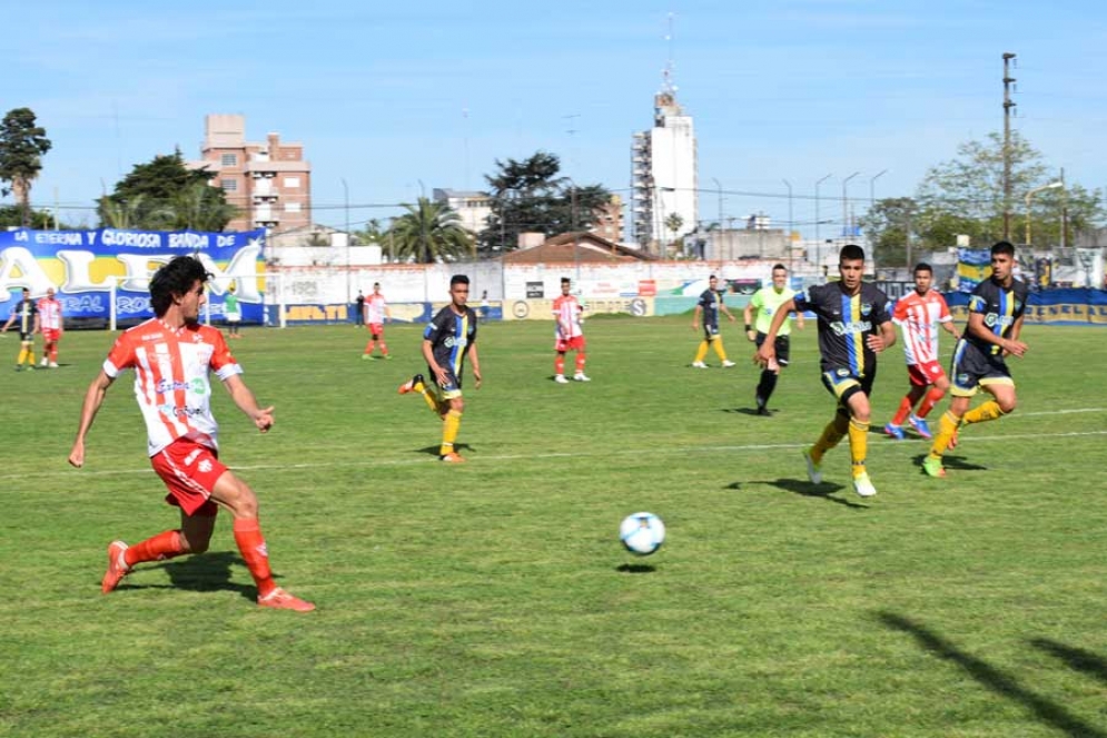 Sergio Acosta y un pase que no pudo capitalizar Lucas Benaducci en una de las jugadas más claras del &quot;tambero&quot;. 