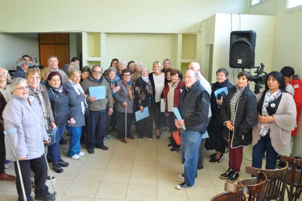 Fassi encabezó el acto de eximición de las tasas municipales para jubilados