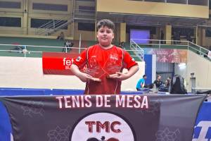 Luca exhibiendo los premios.