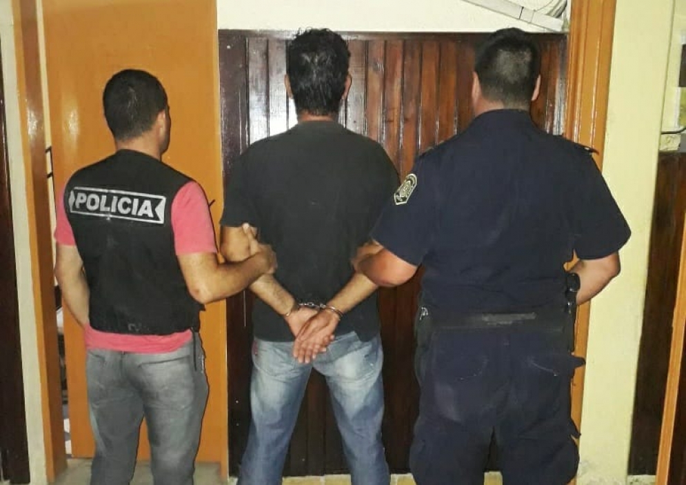 Musse ya esposado por agentes de la policía. 