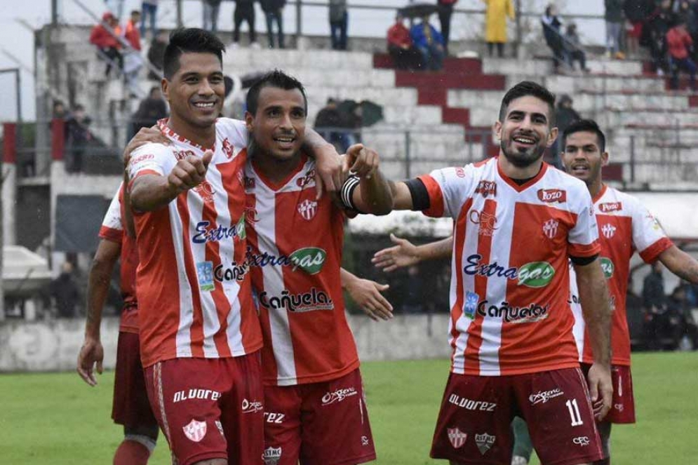 Martínez, Grecco y Perinciolo festajando uno de los tantos del CFC.
