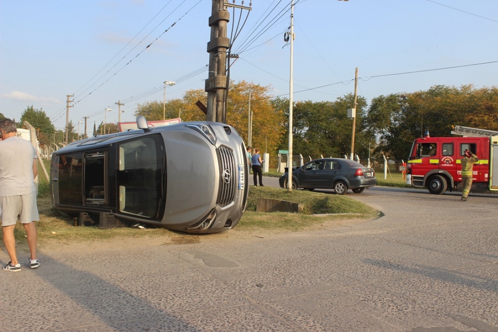 La camioneta culminó tumbada sobre la alcantarilla del predio del Corralón municipal. 