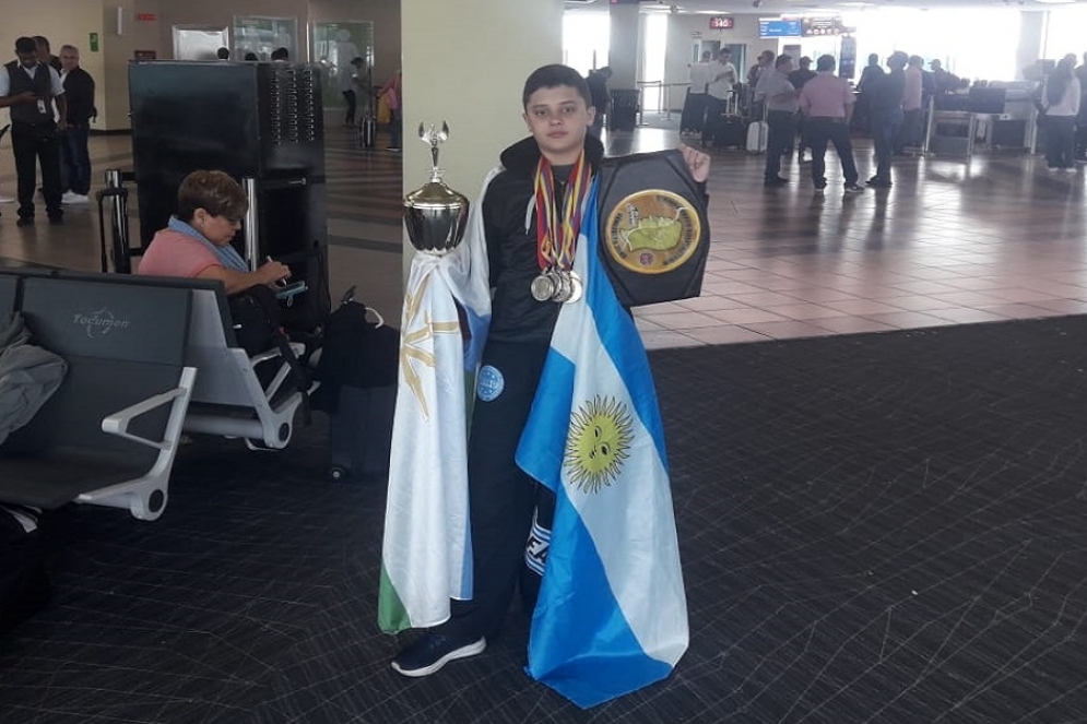 El campeón, envuelto con la Bandera Nacional.