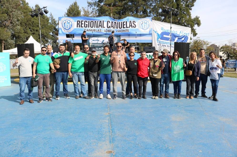 Los dirigentes posaron para la foto institucional.