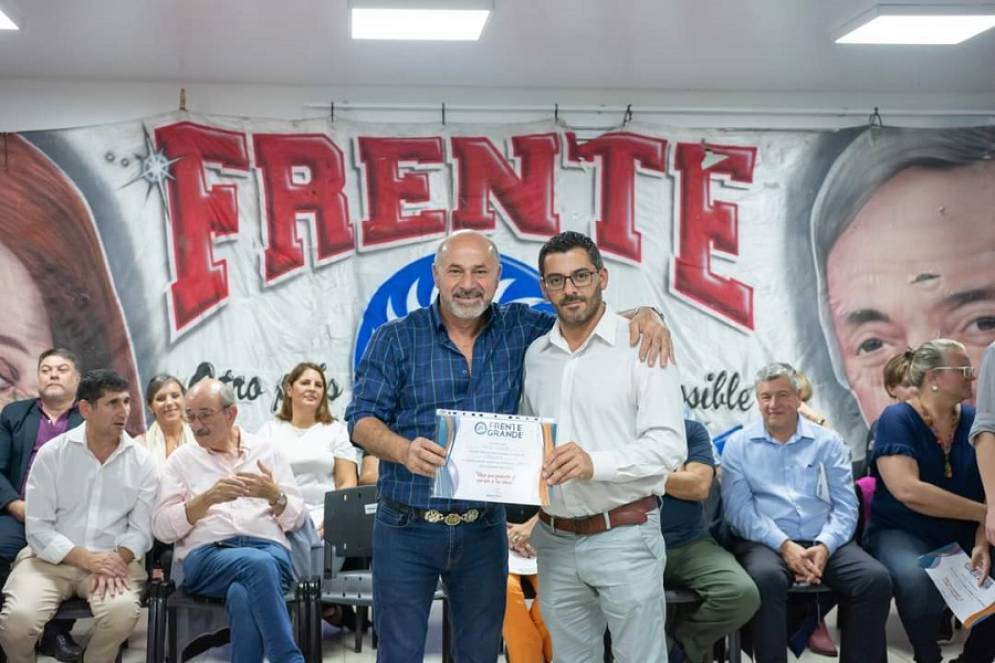 Villalba (der.) recibió un reconocimiento de Mario Secco.