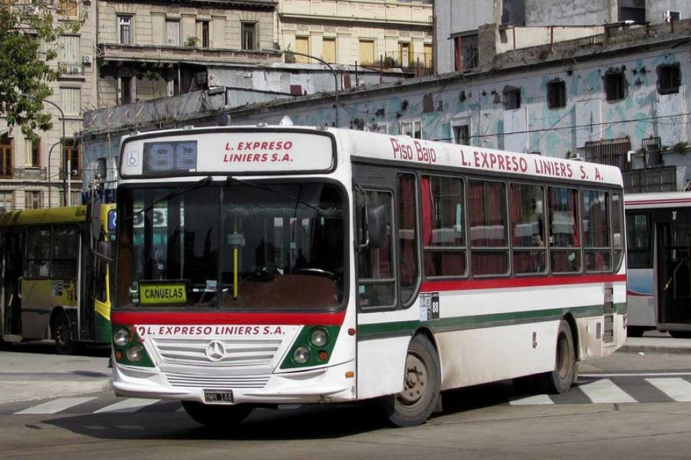 Balearon a un colectivero de la Línea 88 y la empresa suspendió el servicio