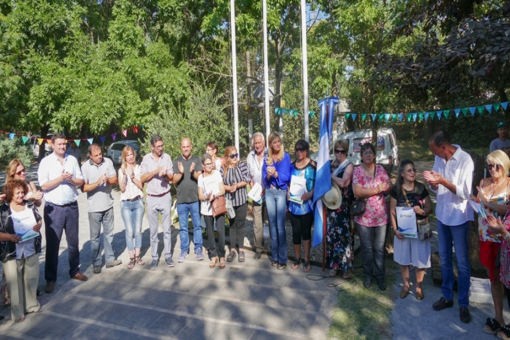 El intendente Arrieta junto a concejales y vecinos. 