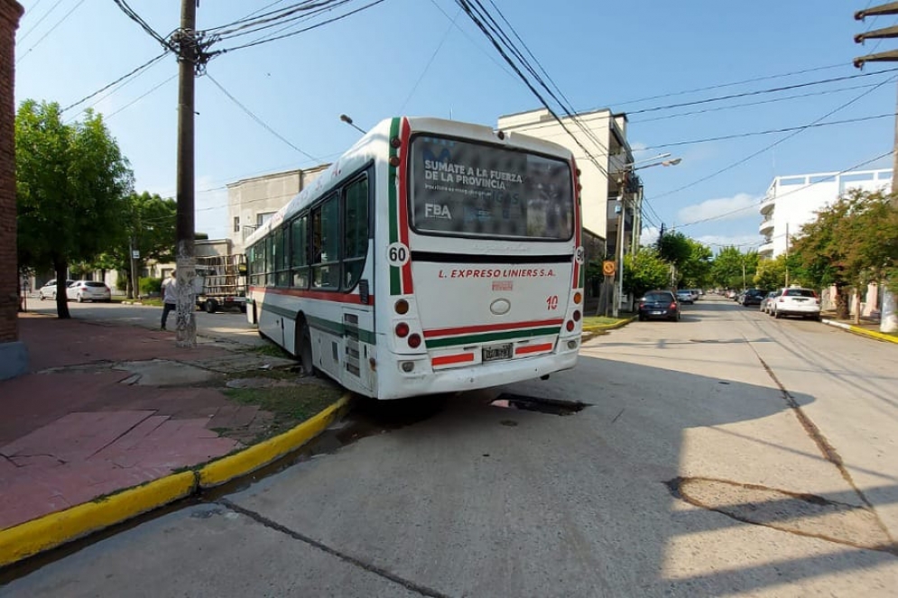 Quedó atravezado en la calzada.