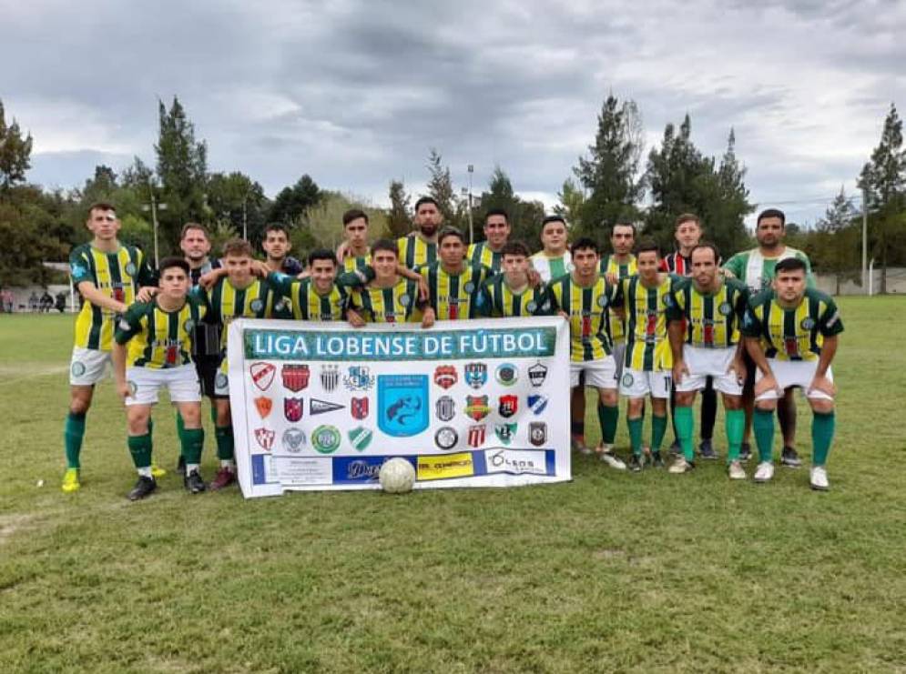 El plantel ganador posa para la foto.