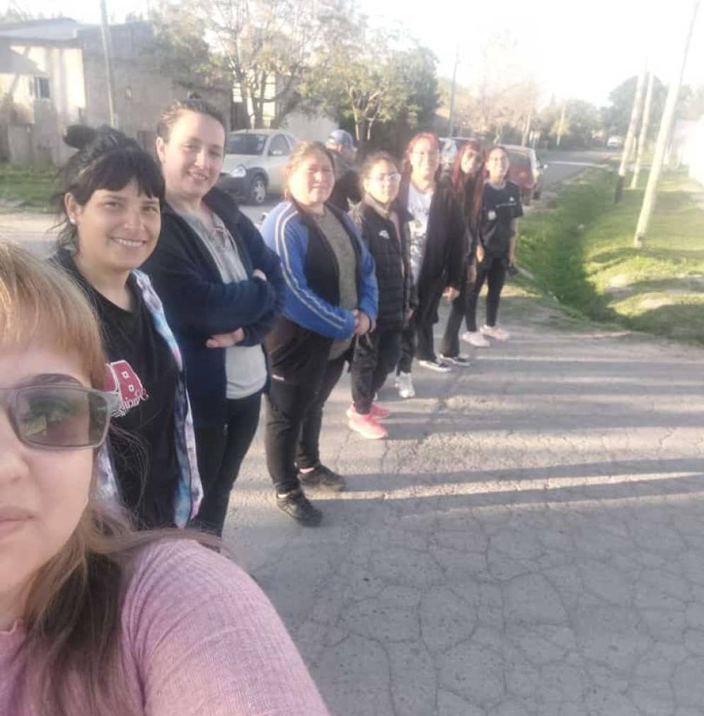 La guardia de mamis, listas para ordenar el tránsito.