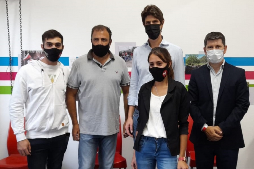Duhalde junto Losteau, Domenichini y jóvenes integrantes de la Juventud Radical Cañuelas. 
