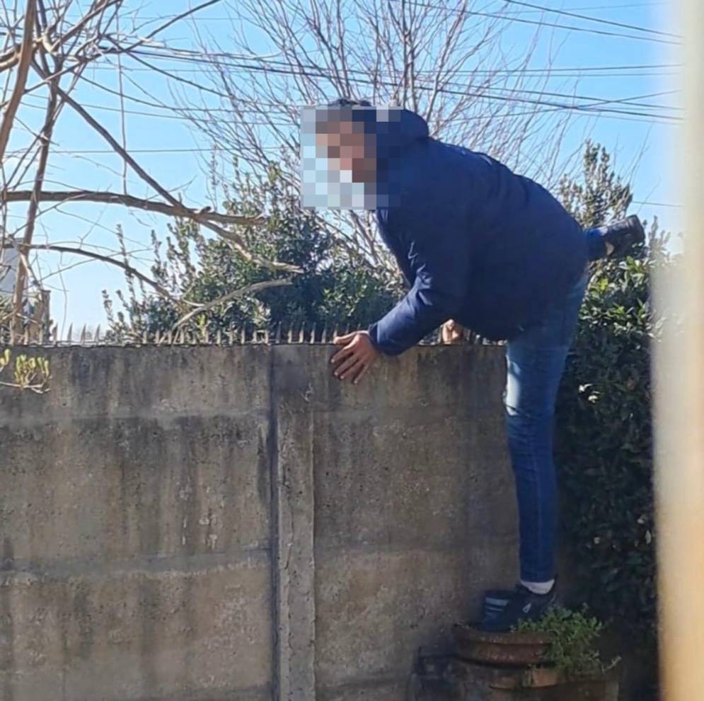 El presunto ladrón, sobre la pared.