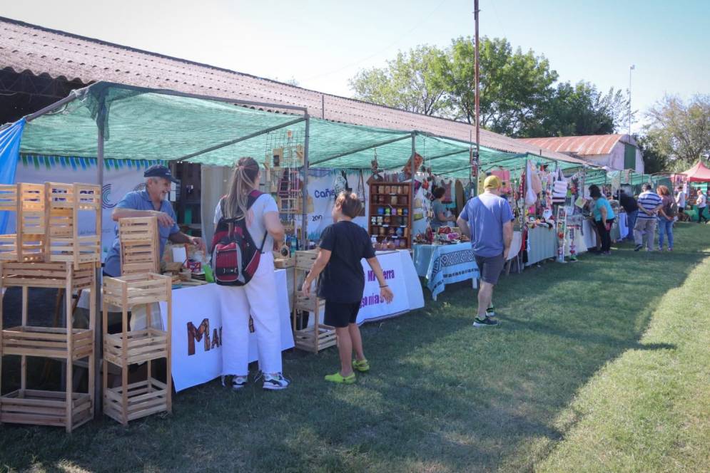 El domingo soleado transformó a la feria en un paseo muy elegido.