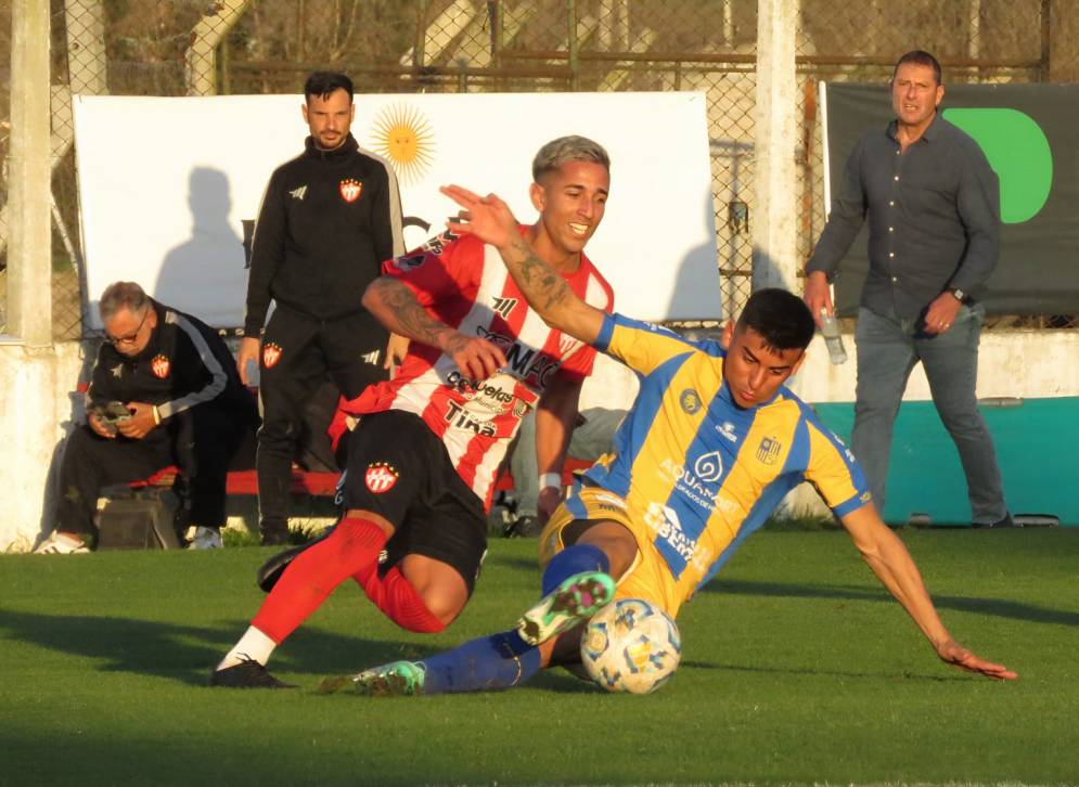 La ilusión por el piso. Pizarro intenta sin suerte. Ph: Javi Morales.