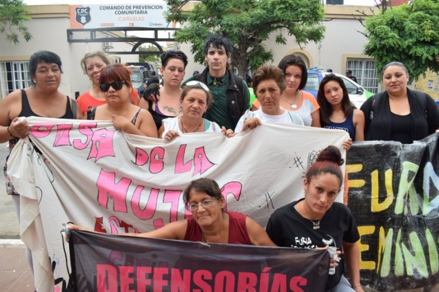 Elizabeth junto a la comitiva que la acompañó a la manifestación.