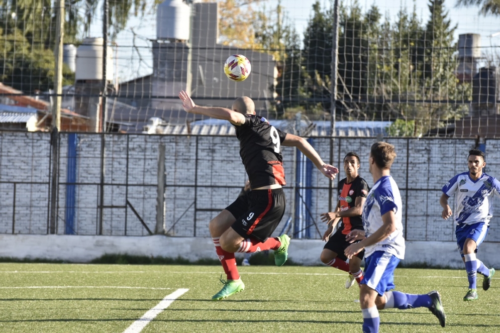 Sánchez de espalda le baja la pelota a Grecco. 