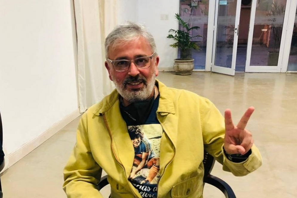 Alcoba lució una remera con la imagen de Maradona.