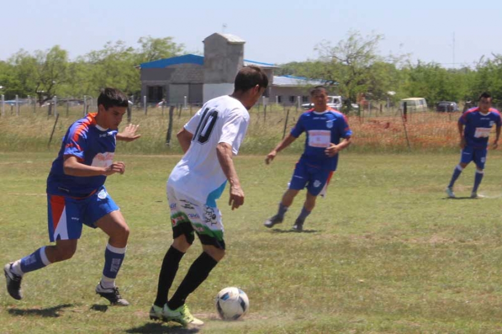 Eduardo Auge manejando la pelota en la previa a la expulsión. 