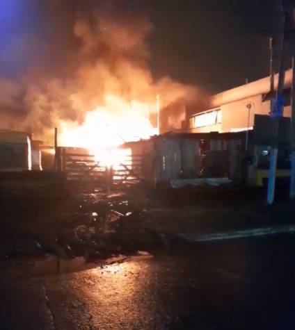 Un tiro, fuego y combate: ocho detenidos tras el incendio en una maderera