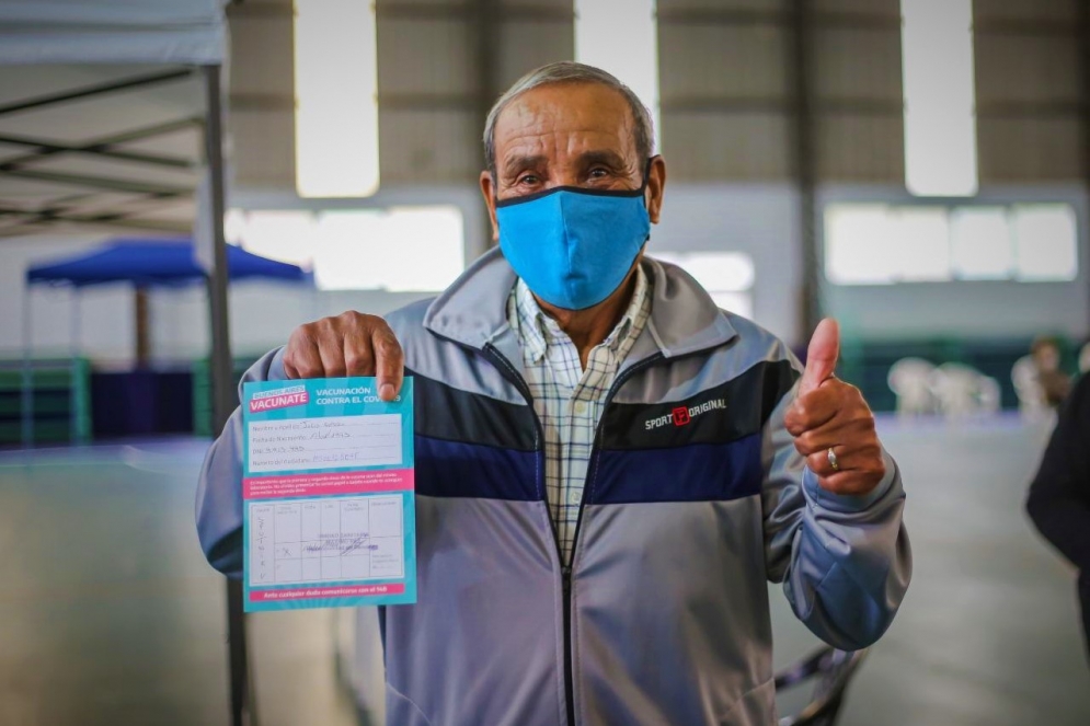 Julio recibió la primera dosis en el vacunatorio de Máximo Paz.