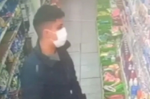 La c&aacute;mara del supermercado captando los movimientos del j&oacute;ven. 