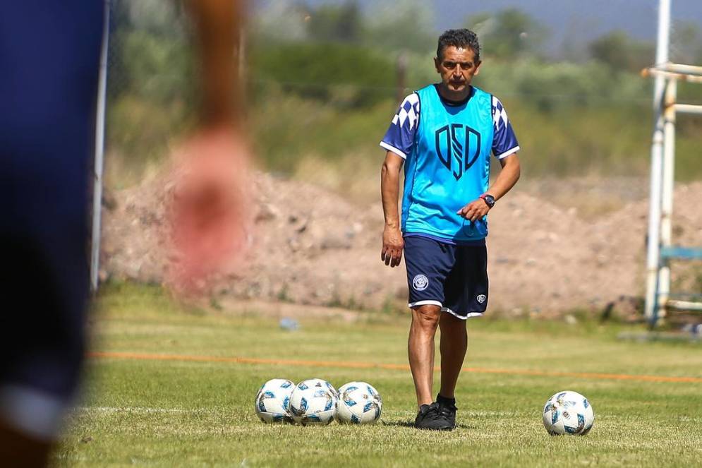 Fabian Zermatten con la &quot;pilcha&quot; de &quot;La Lepra&quot;, en su primer entrenamiento con Independiente Rivadavia. 