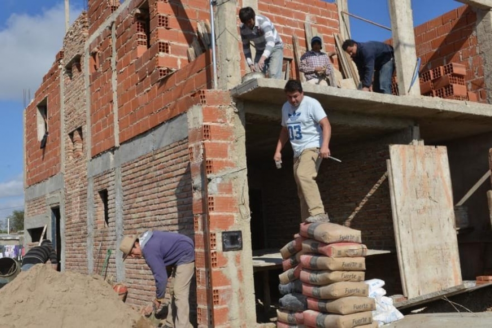 Proponen limitar la cantidad de albañiles según los metros cuadrados de la obra.