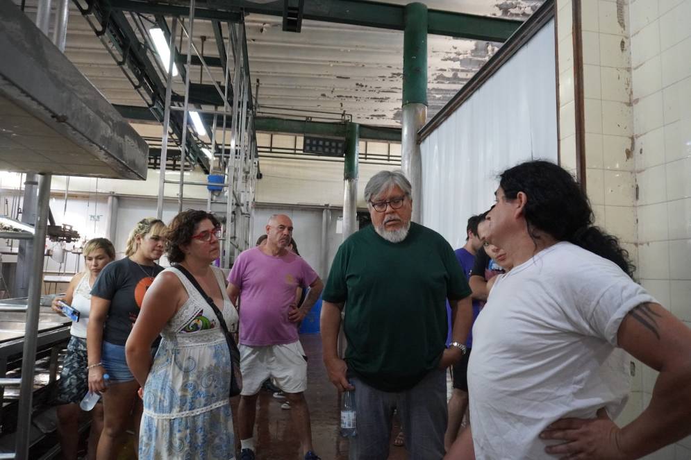 Navarro junto a Saavedra y Ferraro durante la recorrida por Frigocarne.