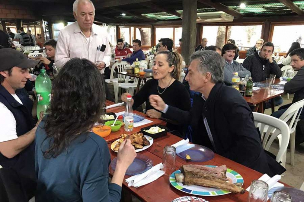 Con una impresionante puesta en escena, Macri pasó fugazmente por Cañuelas