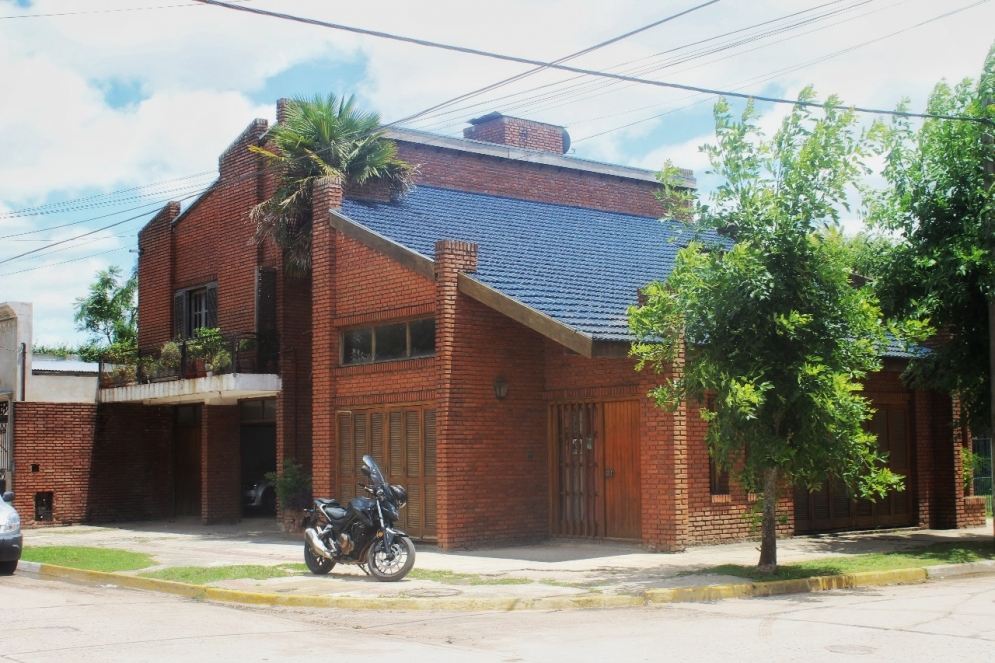 La histórica esquina de la familia Carito, horas después del asalto.