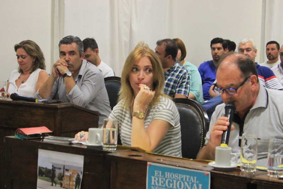 Hugo Castagneris, presidente del bloque de concejales del FPV-PJ hablando sobre el Hospital Regional. 