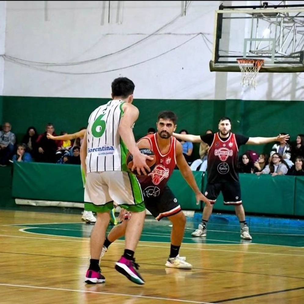 Gustavo De Los Santos, en plena defensa en el CFC.