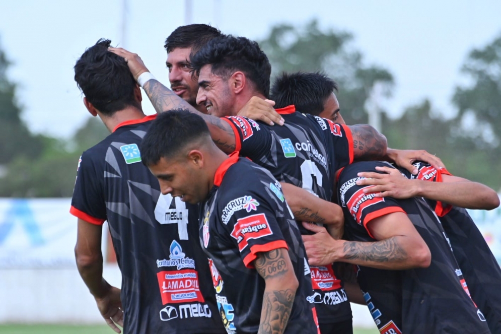 Román, sonriente por su primer gol con Cañuelas (Foto: Jonathan Argañaraz).