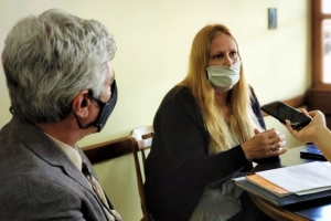 Laura junto al abogado, Dr. Patr&oacute;n.