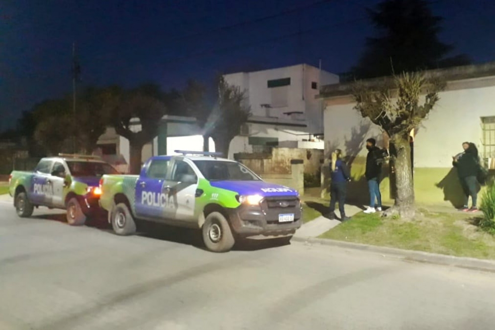 Dos patrulleros en la puerta de la vivienda, esperando para trasladar a Musse a la Comisaría 1ra.