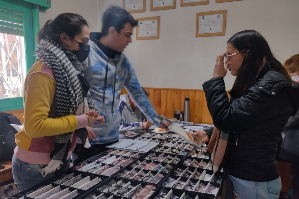Hubo largas colas, que se extendieron hasta pasado el mediodía.