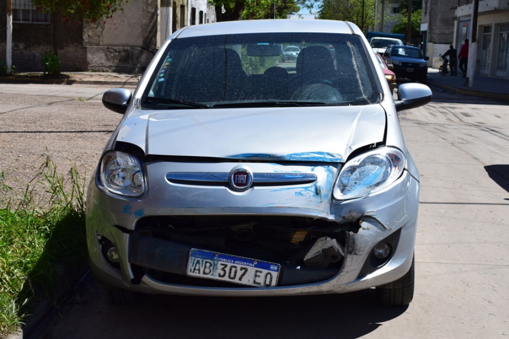 El automóvil sufrió daños en la parrilla y el capó