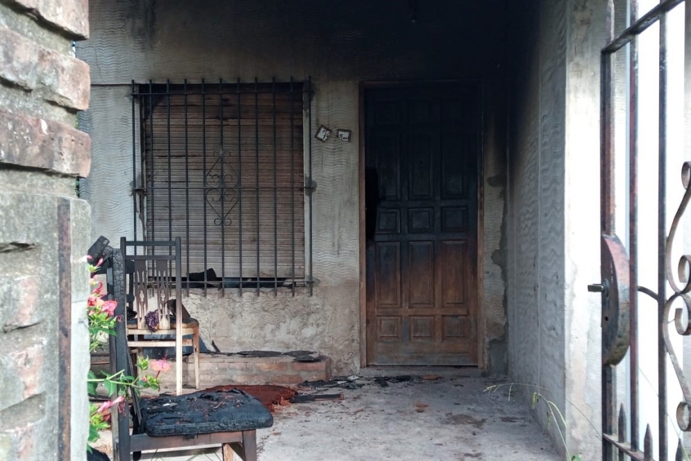 La fachada de la casa de la familia Franco, horas después del incendio.