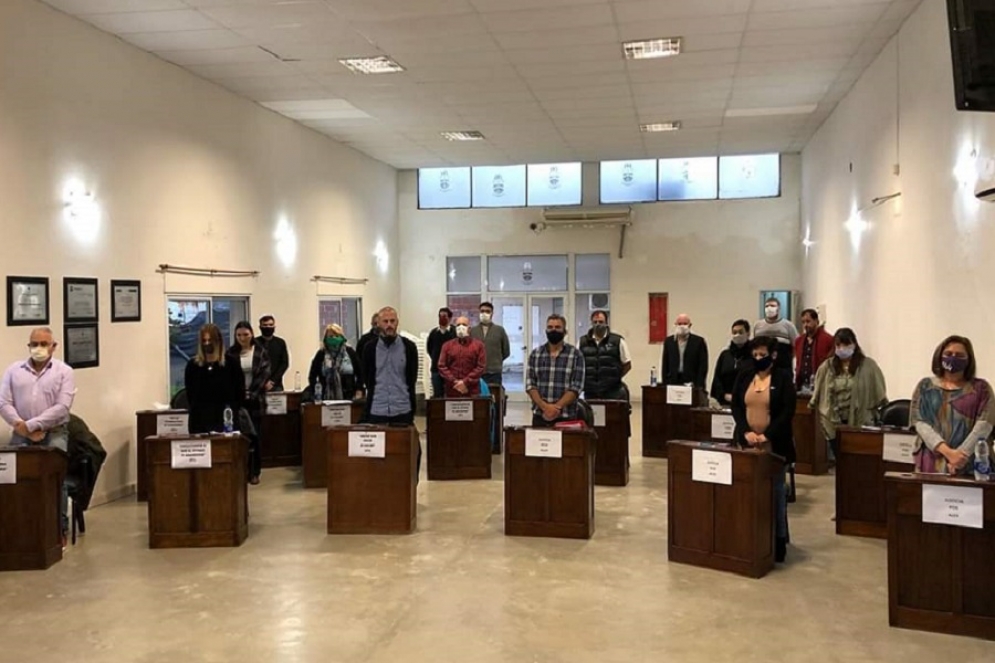 Los concejales realizando un minuto de silencio en memoria de Alex Campo. 